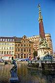 Bruxelles, Belgio - la fontana Anspach nell'antico mercato del pesce. 